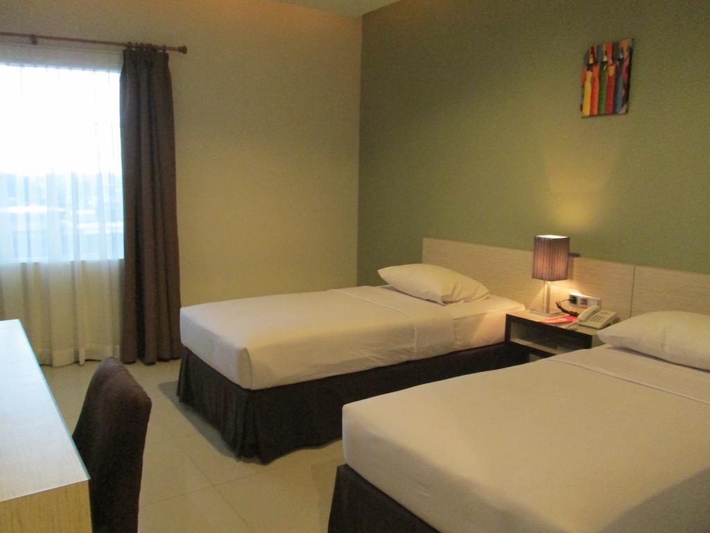 N3 Hotel Jakarta Szoba fotó