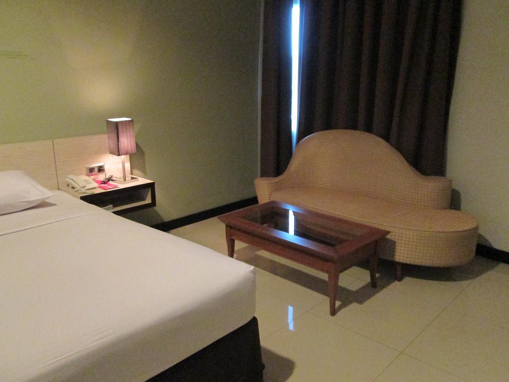 N3 Hotel Jakarta Szoba fotó